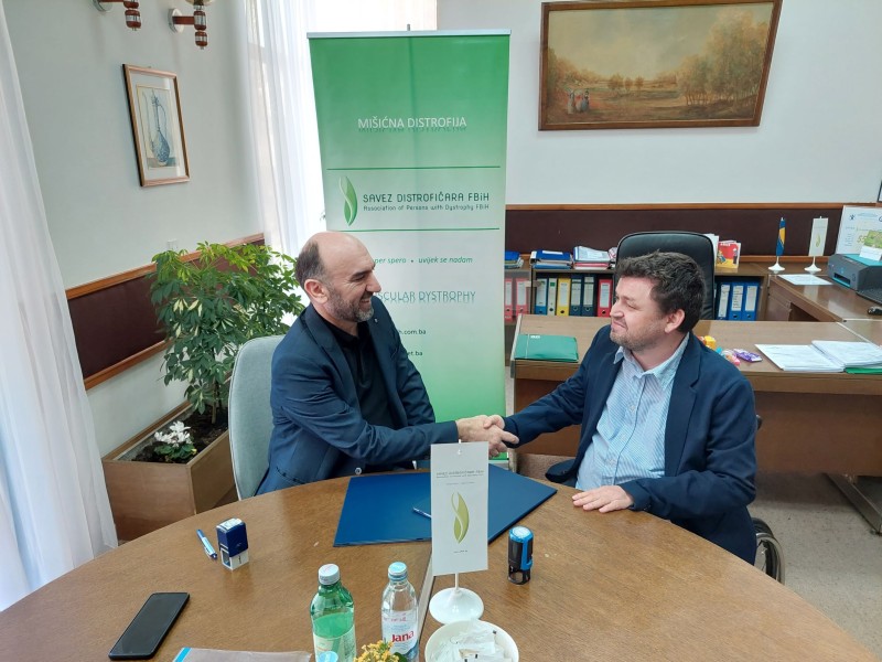 Direktor Saveza i Predsjednik Udruženja distrofičara Bužim potpisali sporazum 4